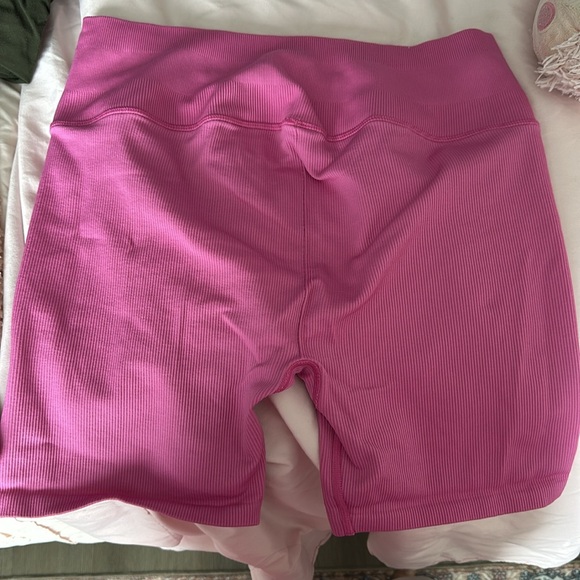 pink alo yoga biker shorts!! Size L - Picture 2 of 2